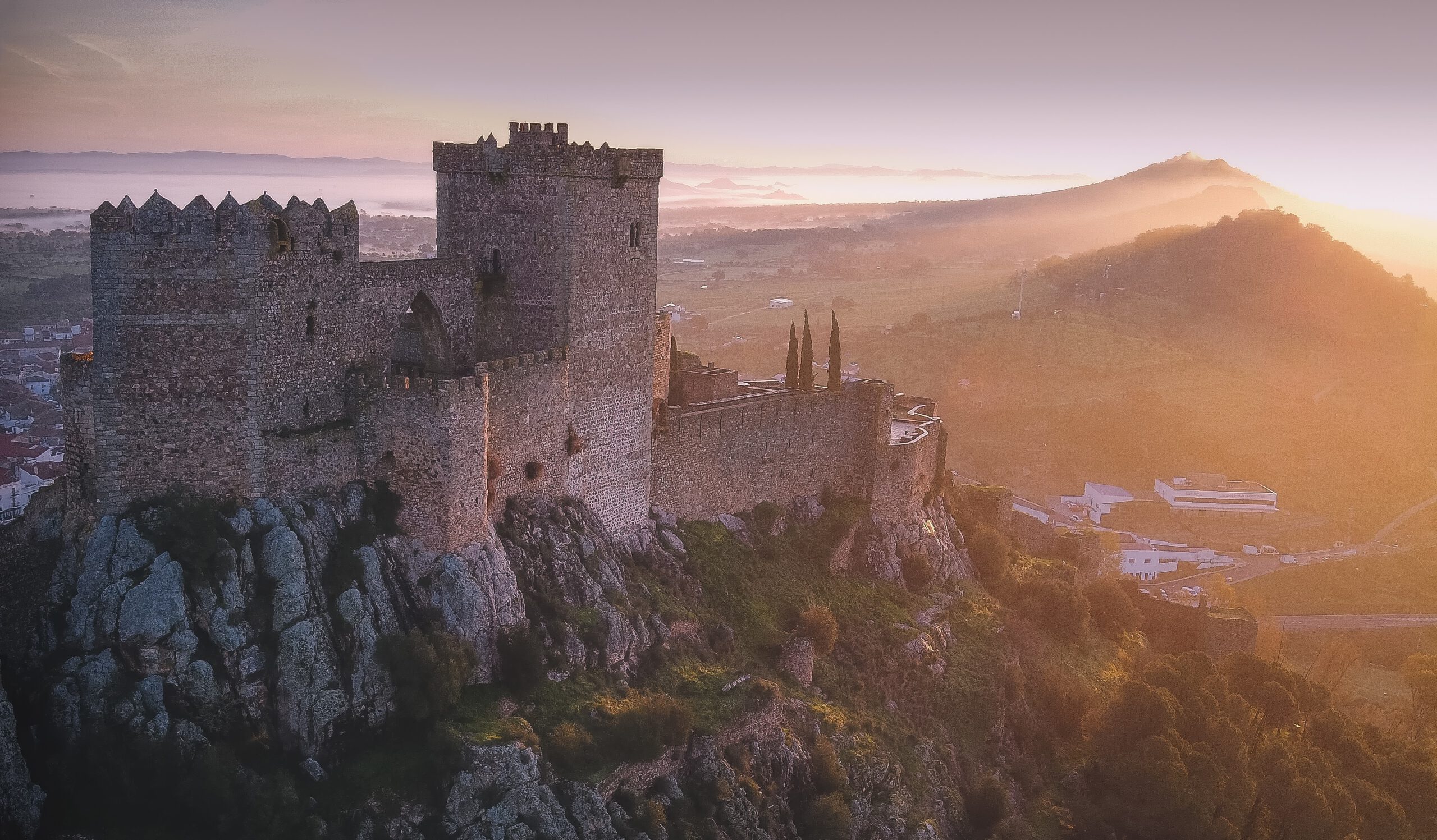 //www.cwto.de/wp-content/uploads/2018/02/breathtaking-shot-medieval-castle-province-badajoz-extremadura-spain-scaled.jpg